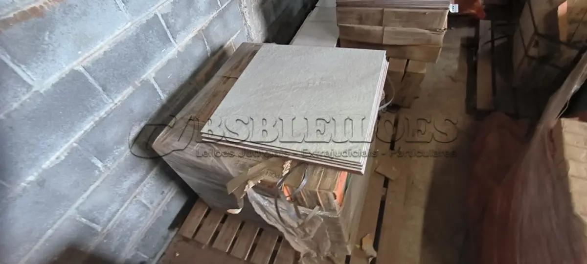LOTE 186 - 12 CAIXAS DE PORCELANATO POITER PORTOBELLO 60X60CM METROPOLITAN CINZA. (NO ESTADO) ATENÇÃO! FAZER A VISITAÇÃO ANTES DE ARREMATAR, NÃO SABEMOS SE FUNCIONA, LEILÃO NÃO TEM GARANTIA E NEM DEVOLUÇÃO, SUJEITO A POSSÍVEIS AVARIAS VISÍVEIS/OCULTAS E/OU AUSÊNCIA DE COMPONENTES.