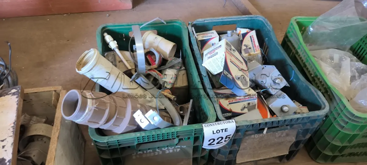 LOTE 225 - 01 LOTE COM CONEXÕES PARA ESGOTO E ÁGUA,TRANCAS ELETROMAGNÉTICA E BOTOADEIRAS. (CAIXA ORGANIZADORA NAO INCLUSA) (NO ESTADO) ATENÇÃO! FAZER A VISITAÇÃO ANTES DE ARREMATAR, NÃO SABEMOS SE FUNCIONA, LEILÃO NÃO TEM GARANTIA E NEM DEVOLUÇÃO, SUJEITO A POSSÍVEIS AVARIAS VISÍVEIS/OCULTAS E/OU AUSÊNCIA DE COMPONENTES.