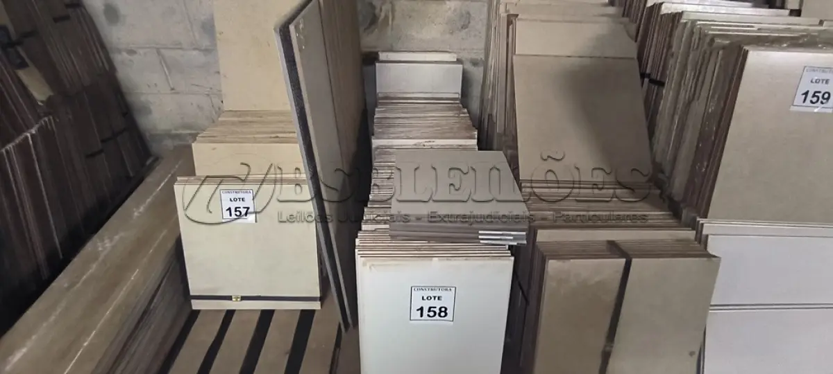 LOTE 158 - 01 LOTE COM REVESTIMENTOS 33X46CM. (NO ESTADO) ATENÇÃO! FAZER A VISITAÇÃO ANTES DE ARREMATAR, NÃO SABEMOS SE FUNCIONA, LEILÃO NÃO TEM GARANTIA E NEM DEVOLUÇÃO, SUJEITO A POSSÍVEIS AVARIAS VISÍVEIS/OCULTAS E/OU AUSÊNCIA DE COMPONENTES.