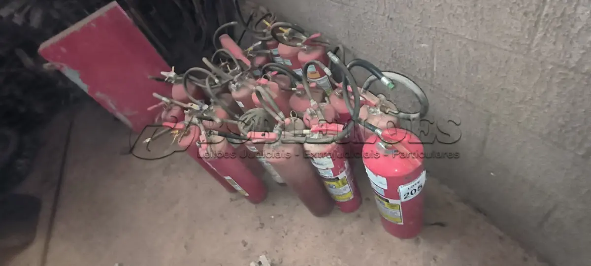 LOTE 205 - 01 LOTE COM 20 EXTINTORES DE INCÊNDIO DIVERSOS. (NO ESTADO) ATENÇÃO! FAZER A VISITAÇÃO ANTES DE ARREMATAR, NÃO SABEMOS SE FUNCIONA, LEILÃO NÃO TEM GARANTIA E NEM DEVOLUÇÃO, SUJEITO A POSSÍVEIS AVARIAS VISÍVEIS/OCULTAS E/OU AUSÊNCIA DE COMPONENTES.