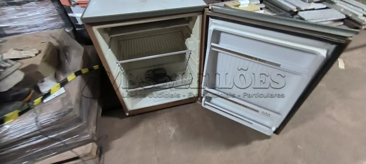 LOTE 192 - 01 FRIGOBAR CONSUL NA COR MARROM. (NO ESTADO) ATENÇÃO! FAZER A VISITAÇÃO ANTES DE ARREMATAR, NÃO SABEMOS SE FUNCIONA, LEILÃO NÃO TEM GARANTIA E NEM DEVOLUÇÃO, SUJEITO A POSSÍVEIS AVARIAS VISÍVEIS/OCULTAS E/OU AUSÊNCIA DE COMPONENTES.