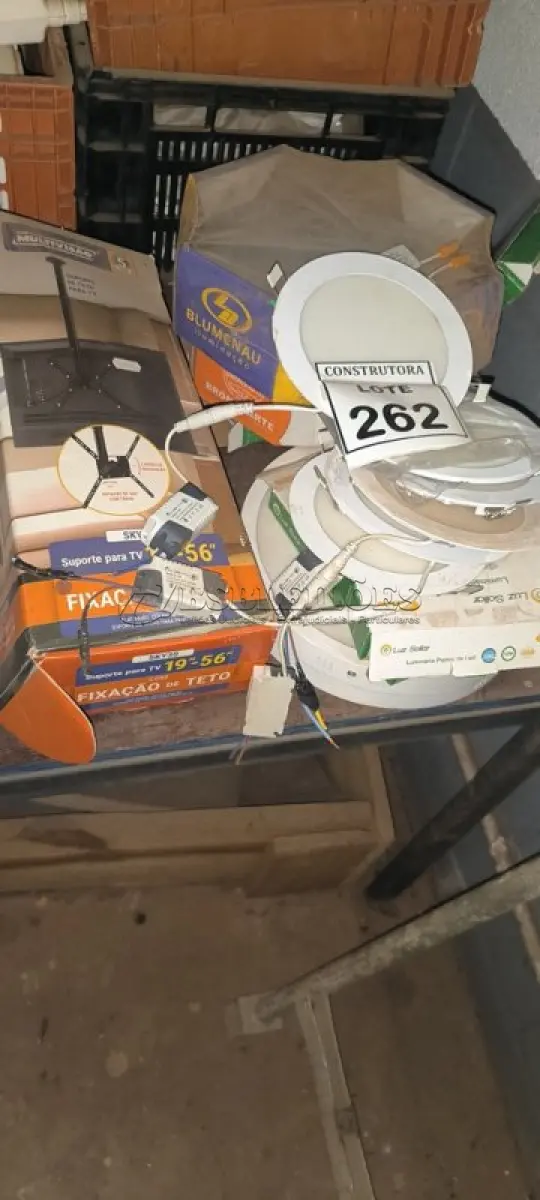 LOTE 262 - 01 LOTE COM LUMINÁRIAS DIVERSAS. (NO ESTADO) ATENÇÃO! FAZER A VISITAÇÃO ANTES DE ARREMATAR, NÃO SABEMOS SE FUNCIONA, LEILÃO NÃO TEM GARANTIA E NEM DEVOLUÇÃO, SUJEITO A POSSÍVEIS AVARIAS VISÍVEIS/OCULTAS E/OU AUSÊNCIA DE COMPONENTES.