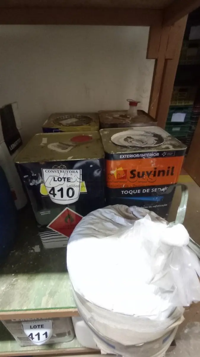 LOTE 410 - 04 LATAS DE TINTAS DIVERSAS E 01 SACO COM MASSA CORRIDA. (NO ESTADO) ATENÇÃO! FAZER A VISITAÇÃO ANTES DE ARREMATAR, NÃO SABEMOS SE FUNCIONA, LEILÃO NÃO TEM GARANTIA E NEM DEVOLUÇÃO, SUJEITO A POSSÍVEIS AVARIAS VISÍVEIS/OCULTAS E/OU AUSÊNCIA DE COMPONENTES.