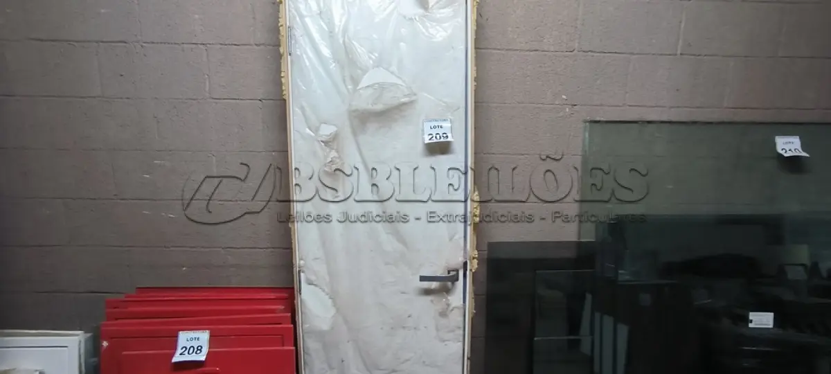 LOTE 209 - 01 PORTA COM PORTAL EM MADEIRA 60X2,10CM. (NO ESTADO) ATENÇÃO! FAZER A VISITAÇÃO ANTES DE ARREMATAR, NÃO SABEMOS SE FUNCIONA, LEILÃO NÃO TEM GARANTIA E NEM DEVOLUÇÃO, SUJEITO A POSSÍVEIS AVARIAS VISÍVEIS/OCULTAS E/OU AUSÊNCIA DE COMPONENTES.