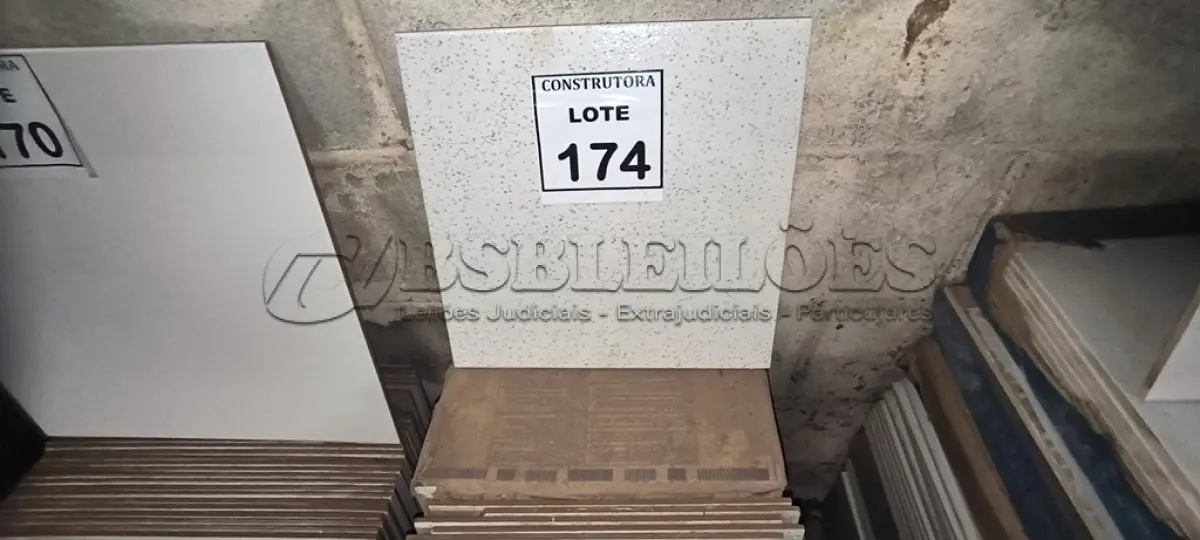 LOTE 174 - 01 LOTE COM APROXIMADAMENTE 5 CAIXAS DE REVERTIMENTOS 30X30CM. (NO ESTADO) ATENÇÃO! FAZER A VISITAÇÃO ANTES DE ARREMATAR, NÃO SABEMOS SE FUNCIONA, LEILÃO NÃO TEM GARANTIA E NEM DEVOLUÇÃO, SUJEITO A POSSÍVEIS AVARIAS VISÍVEIS/OCULTAS E/OU AUSÊNCIA DE COMPONENTES.