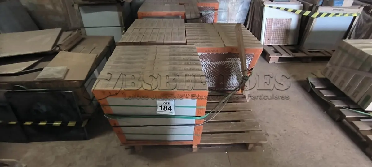 LOTE 184 - 27 CAIXAS DE PORCELANATO POINTER NA COR CIMENTO CINZA 60X60CM. (NO ESTADO) ATENÇÃO! FAZER A VISITAÇÃO ANTES DE ARREMATAR, NÃO SABEMOS SE FUNCIONA, LEILÃO NÃO TEM GARANTIA E NEM DEVOLUÇÃO, SUJEITO A POSSÍVEIS AVARIAS VISÍVEIS/OCULTAS E/OU AUSÊNCIA DE COMPONENTES. 