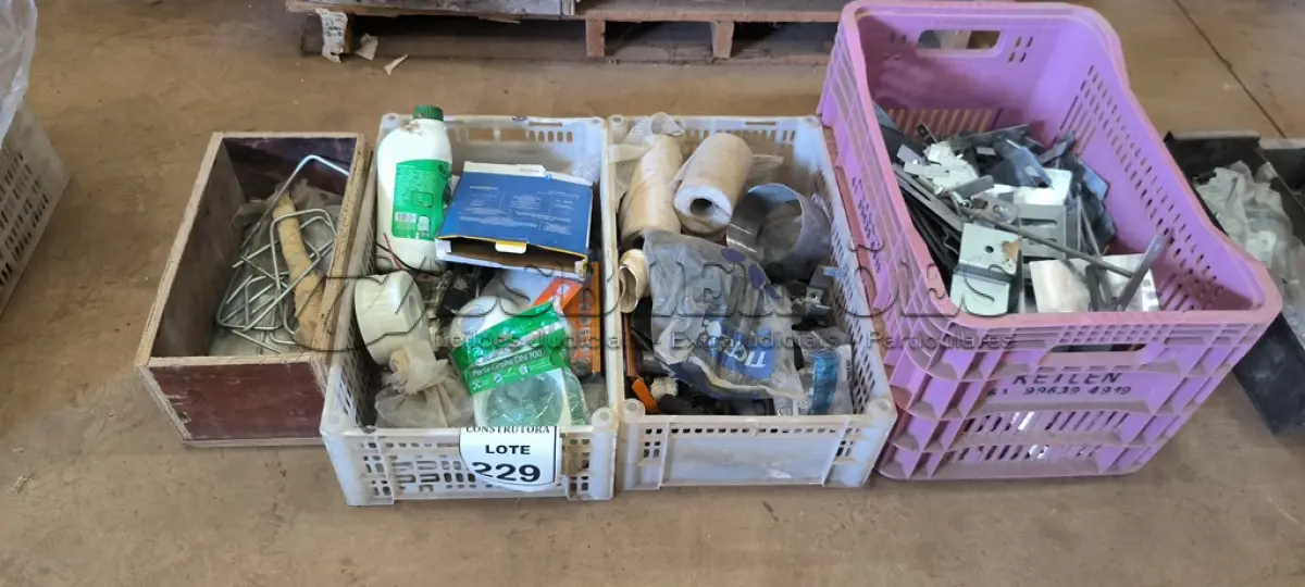 LOTE 229 - 01 LOTE COM SENSORES DE PRESENÇA, PORTA GRELHA ,GRAMPOS PARA TELHA E ANÉIS DE VEDAÇÃO. (CAIXA ORGANIZADORA NAO INCLUSA) (NO ESTADO) ATENÇÃO! FAZER A VISITAÇÃO ANTES DE ARREMATAR, NÃO SABEMOS SE FUNCIONA, LEILÃO NÃO TEM GARANTIA E NEM DEVOLUÇÃO, SUJEITO A POSSÍVEIS AVARIAS VISÍVEIS/OCULTAS E/OU AUSÊNCIA DE COMPONENTES.