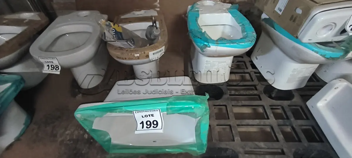 LOTE 199 - 02 VASOS SANITÁRIOS E 01 TANQUE DECA. (NO ESTADO) ATENÇÃO! FAZER A VISITAÇÃO ANTES DE ARREMATAR, NÃO SABEMOS SE FUNCIONA, LEILÃO NÃO TEM GARANTIA E NEM DEVOLUÇÃO, SUJEITO A POSSÍVEIS AVARIAS VISÍVEIS/OCULTAS E/OU AUSÊNCIA DE COMPONENTES.