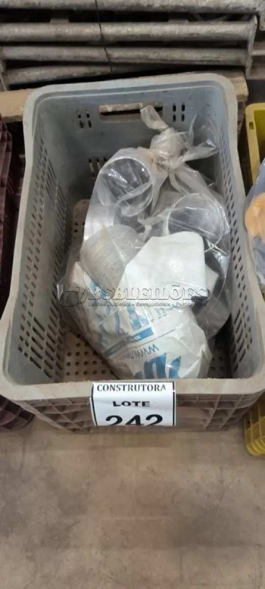 LOTE 242 - 01 SACO COM DUTOS DE VENTILAÇÃO E BOTAS EMBORRACHADAS. (CAIXA ORGANIZADORA NAO INCLUSA) (NO ESTADO) ATENÇÃO! FAZER A VISITAÇÃO ANTES DE ARREMATAR, NÃO SABEMOS SE FUNCIONA, LEILÃO NÃO TEM GARANTIA E NEM DEVOLUÇÃO, SUJEITO A POSSÍVEIS AVARIAS VISÍVEIS/OCULTAS E/OU AUSÊNCIA DE COMPONENTES.