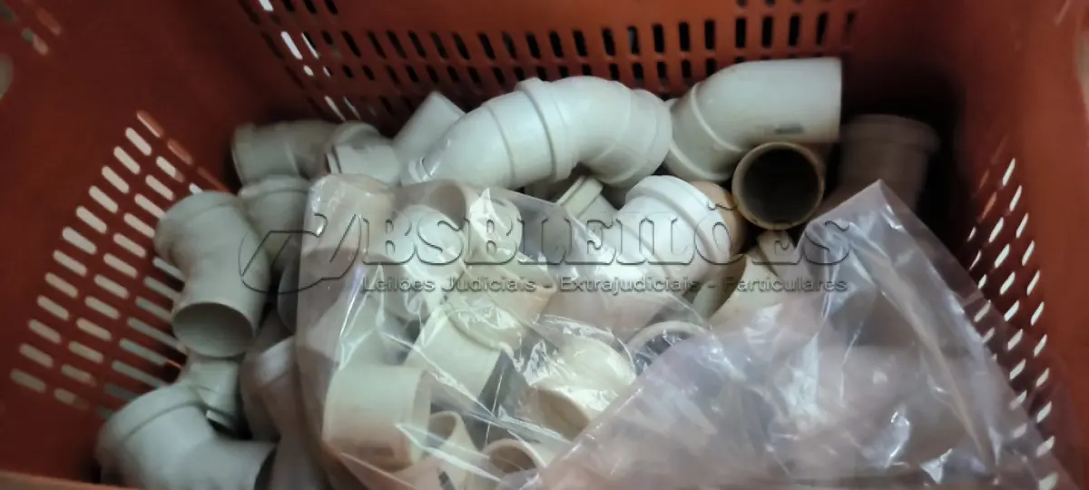 LOTE 335 - 01 LOTE COM CURVAS DN 50 PARA ESGOTO. (CAIXA ORGANIZADORA NAO INCLUSA) (NO ESTADO) ATENÇÃO! FAZER A VISITAÇÃO ANTES DE ARREMATAR, NÃO SABEMOS SE FUNCIONA, LEILÃO NÃO TEM GARANTIA E NEM DEVOLUÇÃO, SUJEITO A POSSÍVEIS AVARIAS VISÍVEIS/OCULTAS E/OU AUSÊNCIA DE COMPONENTES.