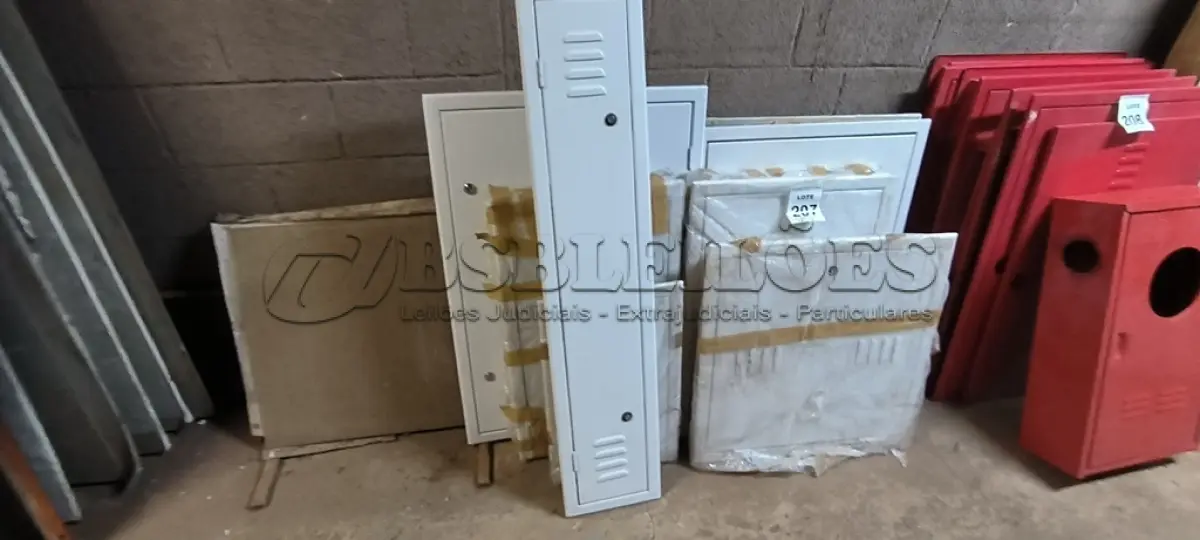 LOTE 207 - 01 LOTE COM TAMPAS PARA QUADROS ELÉTRICOS. (NO ESTADO) ATENÇÃO! FAZER A VISITAÇÃO ANTES DE ARREMATAR, NÃO SABEMOS SE FUNCIONA, LEILÃO NÃO TEM GARANTIA E NEM DEVOLUÇÃO, SUJEITO A POSSÍVEIS AVARIAS VISÍVEIS/OCULTAS E/OU AUSÊNCIA DE COMPONENTES.