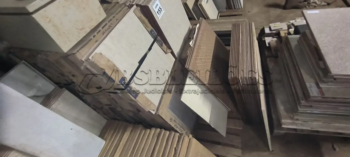 LOTE 155 - 01 LOTE COM APROXIMADAMENTE 30 CAIXAS DE PISO FLOR TILES 45,6X45,6 CECRISA CORES DIVERSAS. (NO ESTADO) ATENÇÃO! FAZER A VISITAÇÃO ANTES DE ARREMATAR, NÃO SABEMOS SE FUNCIONA, LEILÃO NÃO TEM GARANTIA E NEM DEVOLUÇÃO, SUJEITO A POSSÍVEIS AVARIAS VISÍVEIS/OCULTAS E/OU AUSÊNCIA DE COMPONENTES.