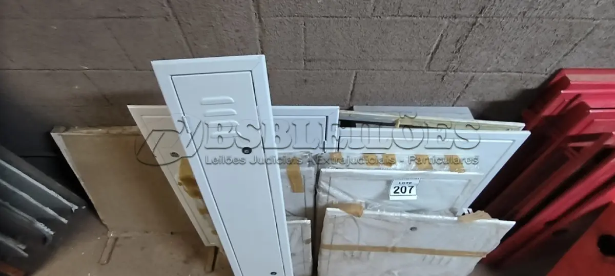LOTE 207 - 01 LOTE COM TAMPAS PARA QUADROS ELÉTRICOS. (NO ESTADO) ATENÇÃO! FAZER A VISITAÇÃO ANTES DE ARREMATAR, NÃO SABEMOS SE FUNCIONA, LEILÃO NÃO TEM GARANTIA E NEM DEVOLUÇÃO, SUJEITO A POSSÍVEIS AVARIAS VISÍVEIS/OCULTAS E/OU AUSÊNCIA DE COMPONENTES.