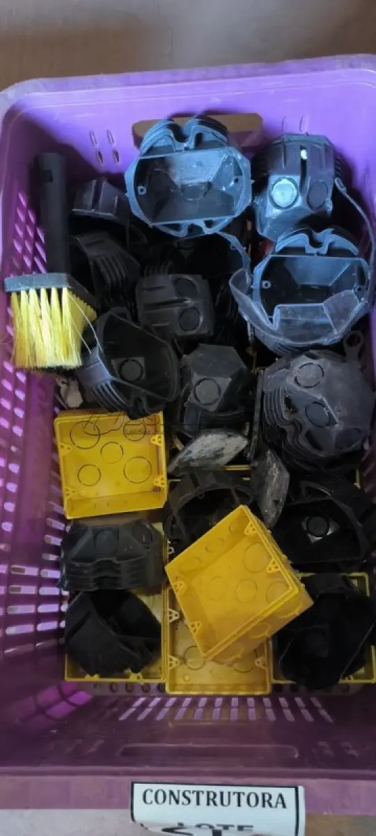 LOTE 217 - 01 LOTE COM CAIXA DE LUZ 4X4 E 4X2. (CAIXA ORGANIZADORA NAO INCLUSA) (NO ESTADO) ATENÇÃO! FAZER A VISITAÇÃO ANTES DE ARREMATAR, NÃO SABEMOS SE FUNCIONA, LEILÃO NÃO TEM GARANTIA E NEM DEVOLUÇÃO, SUJEITO A POSSÍVEIS AVARIAS VISÍVEIS/OCULTAS E/OU AUSÊNCIA DE COMPONENTES.