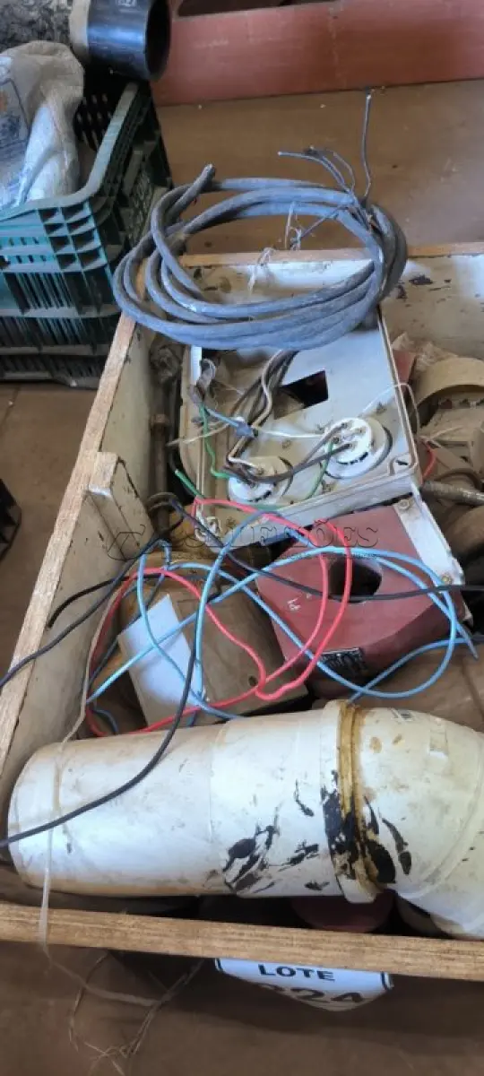 LOTE 224 - 01 CAIXOTE EM MADEIRA COM CONEXÕES PARA ESGOTO. (NO ESTADO) ATENÇÃO! FAZER A VISITAÇÃO ANTES DE ARREMATAR, NÃO SABEMOS SE FUNCIONA, LEILÃO NÃO TEM GARANTIA E NEM DEVOLUÇÃO, SUJEITO A POSSÍVEIS AVARIAS VISÍVEIS/OCULTAS E/OU AUSÊNCIA DE COMPONENTES.
