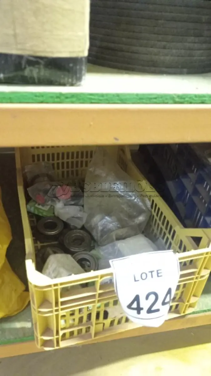 LOTE 424 - 01 CAIXA COM ROLAMENTO E FUSÍVEIS DIVERSOS. (NO ESTADO) ATENÇÃO! FAZER A VISITAÇÃO ANTES DE ARREMATAR, NÃO SABEMOS SE FUNCIONA, LEILÃO NÃO TEM GARANTIA E NEM DEVOLUÇÃO, SUJEITO A POSSÍVEIS AVARIAS VISÍVEIS/OCULTAS E/OU AUSÊNCIA DE COMPONENTES.