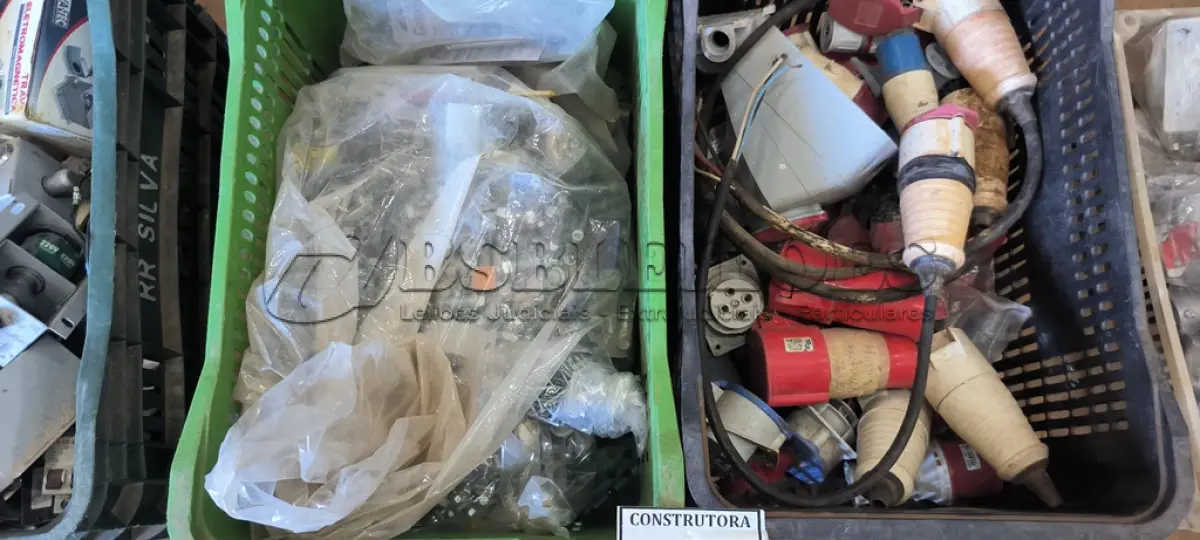 LOTE 226 - 01 LOTE COM TOMADAS INDUSTRIAIS E PARAFUSOS DIVERSOS. (CAIXA ORGANIZADORA NAO INCLUSA) (NO ESTADO) ATENÇÃO! FAZER A VISITAÇÃO ANTES DE ARREMATAR, NÃO SABEMOS SE FUNCIONA, LEILÃO NÃO TEM GARANTIA E NEM DEVOLUÇÃO, SUJEITO A POSSÍVEIS AVARIAS VISÍVEIS/OCULTAS E/OU AUSÊNCIA DE COMPONENTES.