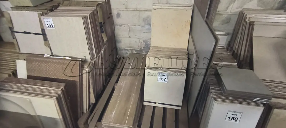 LOTE 157 - 01 LOTE COM PISOS E REVESTIMENTOS DE CORES E TAMANHOS DIVERSOS. (NO ESTADO) ATENÇÃO! FAZER A VISITAÇÃO ANTES DE ARREMATAR, NÃO SABEMOS SE FUNCIONA, LEILÃO NÃO TEM GARANTIA E NEM DEVOLUÇÃO, SUJEITO A POSSÍVEIS AVARIAS VISÍVEIS/OCULTAS E/OU AUSÊNCIA DE COMPONENTES.