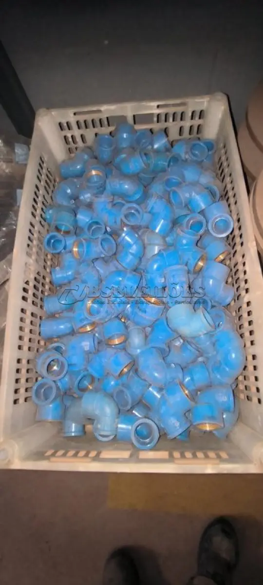LOTE 375 - 01 LOTE COM JOELHOS PARA ÁGUA DN25X ¾ COM ROSCA E ADAPTADORES 25X3/4 AZUL. (NO ESTADO) ATENÇÃO! FAZER A VISITAÇÃO ANTES DE ARREMATAR, NÃO SABEMOS SE FUNCIONA, LEILÃO NÃO TEM GARANTIA E NEM DEVOLUÇÃO, SUJEITO A POSSÍVEIS AVARIAS VISÍVEIS/OCULTAS E/OU AUSÊNCIA DE COMPONENTES.