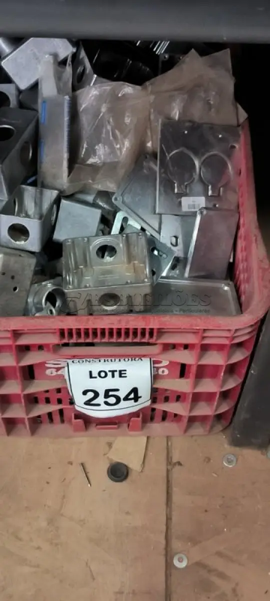 LOTE 254 - 01 LOTE COM CONDULETES EM ALUMÍNIO.  (CAIXA ORGANIZADORA NAO INCLUSA) (NO ESTADO) ATENÇÃO! FAZER A VISITAÇÃO ANTES DE ARREMATAR, NÃO SABEMOS SE FUNCIONA, LEILÃO NÃO TEM GARANTIA E NEM DEVOLUÇÃO, SUJEITO A POSSÍVEIS AVARIAS VISÍVEIS/OCULTAS E/OU AUSÊNCIA DE COMPONENTES.