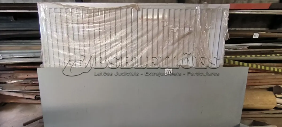 LOTE 152 - 01 PORTINHOLA DE VENTILAÇÃO E UMA CHAPA EM FERRO. (NO ESTADO) ATENÇÃO! FAZER A VISITAÇÃO ANTES DE ARREMATAR, NÃO SABEMOS SE FUNCIONA, LEILÃO NÃO TEM GARANTIA E NEM DEVOLUÇÃO, SUJEITO A POSSÍVEIS AVARIAS VISÍVEIS/OCULTAS E/OU AUSÊNCIA DE COMPONENTES.