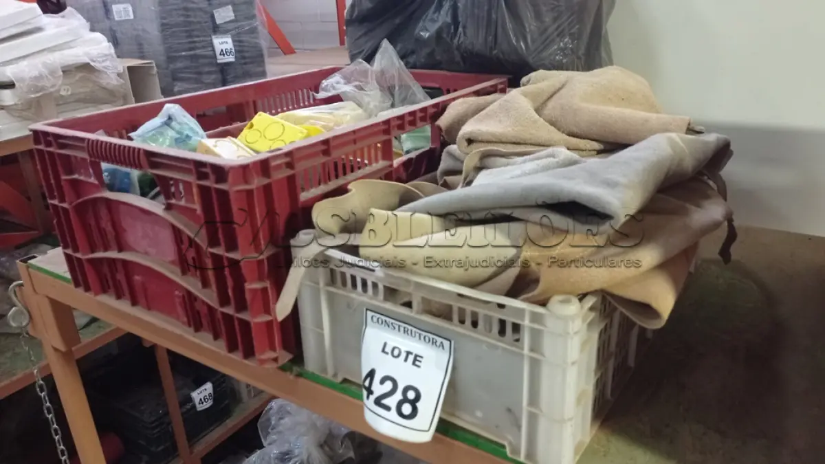 LOTE 428 - 01 LOTE COM JALECOS EM COURO PARA PROTEÇÃO E CAIXA DE LUZ 4X4. (CAIXA ORGANIZADORA NAO INCLUSA) (NO ESTADO) ATENÇÃO! FAZER A VISITAÇÃO ANTES DE ARREMATAR, NÃO SABEMOS SE FUNCIONA, LEILÃO NÃO TEM GARANTIA E NEM DEVOLUÇÃO, SUJEITO A POSSÍVEIS AVARIAS VISÍVEIS/OCULTAS E/OU AUSÊNCIA DE COMPONENTES.
