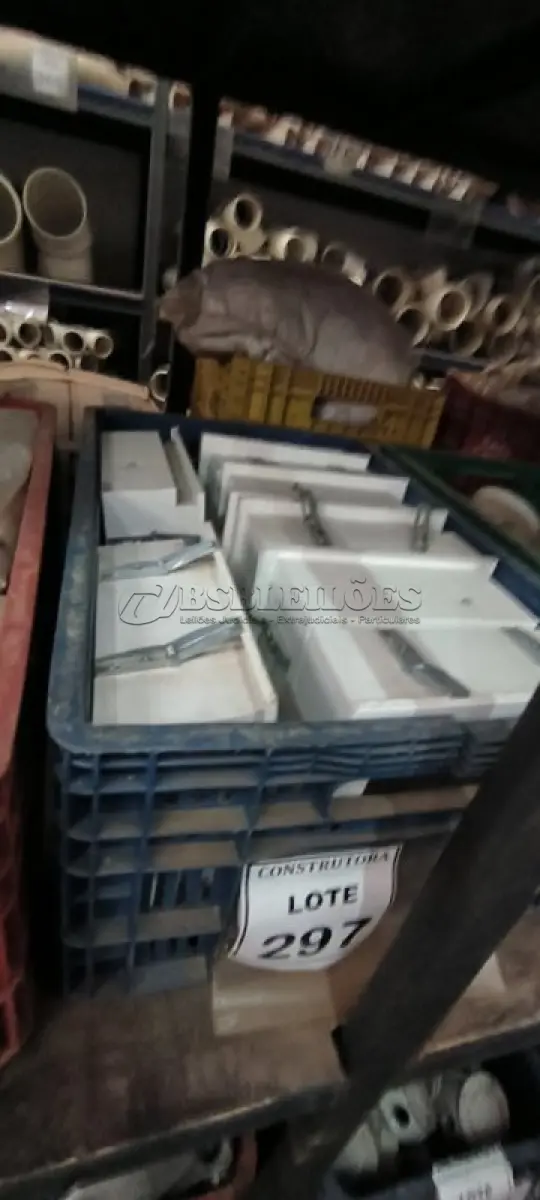 LOTE 297 - 01 LOTE COM PLAFON DE EMBUTIR BRANCO 20X20. (CAIXA ORGANIZADORA NAO INCLUSA) (NO ESTADO) ATENÇÃO! FAZER A VISITAÇÃO ANTES DE ARREMATAR, NÃO SABEMOS SE FUNCIONA, LEILÃO NÃO TEM GARANTIA E NEM DEVOLUÇÃO, SUJEITO A POSSÍVEIS AVARIAS VISÍVEIS/OCULTAS E/OU AUSÊNCIA DE COMPONENTES.