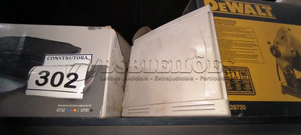 LOTE 302 - 02 CAIXAS COM TAMPAS DE QUADROS ELÉTRICOS GRANDES. (CAIXA ORGANIZADORA NAO INCLUSA) (NO ESTADO) ATENÇÃO! FAZER A VISITAÇÃO ANTES DE ARREMATAR, NÃO SABEMOS SE FUNCIONA, LEILÃO NÃO TEM GARANTIA E NEM DEVOLUÇÃO, SUJEITO A POSSÍVEIS AVARIAS VISÍVEIS/OCULTAS E/OU AUSÊNCIA DE COMPONENTES.