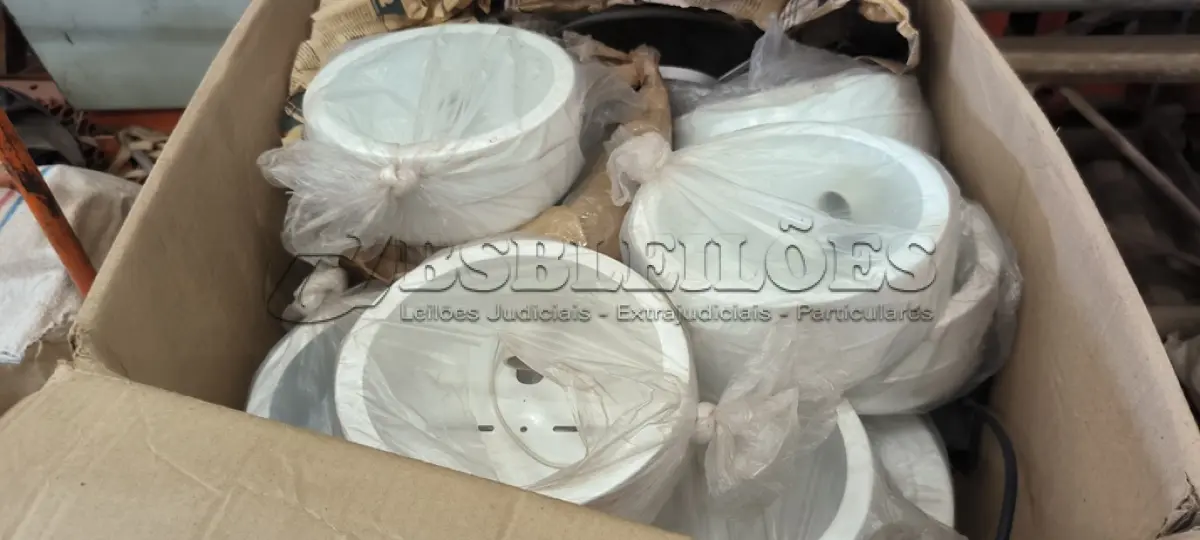 LOTE 252 - 01 LOTE COM LUMINÁRIAS DIVERSAS. (NO ESTADO) ATENÇÃO! FAZER A VISITAÇÃO ANTES DE ARREMATAR, NÃO SABEMOS SE FUNCIONA, LEILÃO NÃO TEM GARANTIA E NEM DEVOLUÇÃO, SUJEITO A POSSÍVEIS AVARIAS VISÍVEIS/OCULTAS E/OU AUSÊNCIA DE COMPONENTES.
