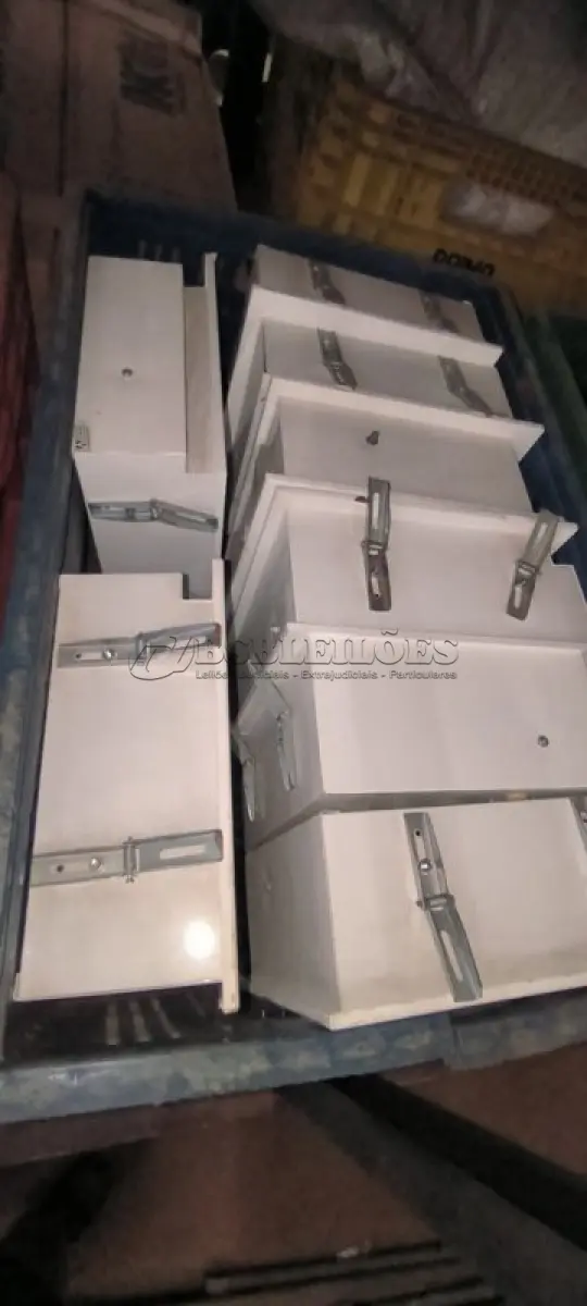LOTE 297 - 01 LOTE COM PLAFON DE EMBUTIR BRANCO 20X20. (CAIXA ORGANIZADORA NAO INCLUSA) (NO ESTADO) ATENÇÃO! FAZER A VISITAÇÃO ANTES DE ARREMATAR, NÃO SABEMOS SE FUNCIONA, LEILÃO NÃO TEM GARANTIA E NEM DEVOLUÇÃO, SUJEITO A POSSÍVEIS AVARIAS VISÍVEIS/OCULTAS E/OU AUSÊNCIA DE COMPONENTES.
