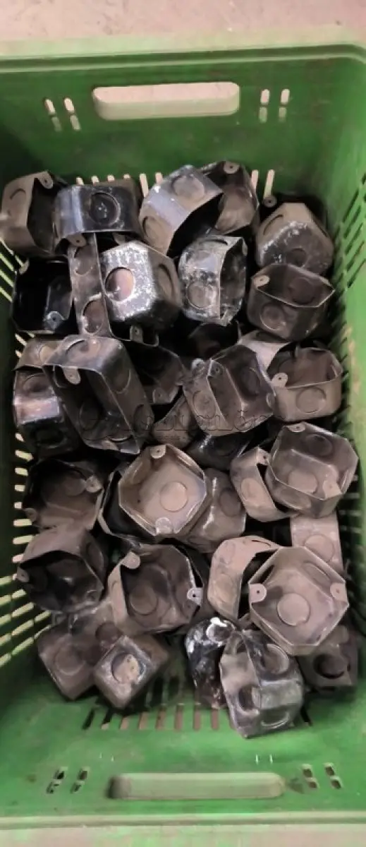 LOTE 306 - 01 LOTE COM CAIXAS DE LUZ METÁLICAS 3X3. (CAIXA ORGANIZADORA NAO INCLUSA) (NO ESTADO) ATENÇÃO! FAZER A VISITAÇÃO ANTES DE ARREMATAR, NÃO SABEMOS SE FUNCIONA, LEILÃO NÃO TEM GARANTIA E NEM DEVOLUÇÃO, SUJEITO A POSSÍVEIS AVARIAS VISÍVEIS/OCULTAS E/OU AUSÊNCIA DE COMPONENTES.