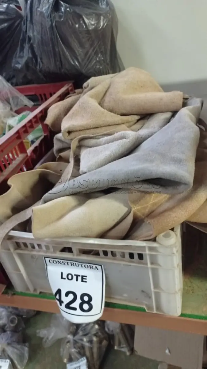 LOTE 428 - 01 LOTE COM JALECOS EM COURO PARA PROTEÇÃO E CAIXA DE LUZ 4X4. (CAIXA ORGANIZADORA NAO INCLUSA) (NO ESTADO) ATENÇÃO! FAZER A VISITAÇÃO ANTES DE ARREMATAR, NÃO SABEMOS SE FUNCIONA, LEILÃO NÃO TEM GARANTIA E NEM DEVOLUÇÃO, SUJEITO A POSSÍVEIS AVARIAS VISÍVEIS/OCULTAS E/OU AUSÊNCIA DE COMPONENTES.