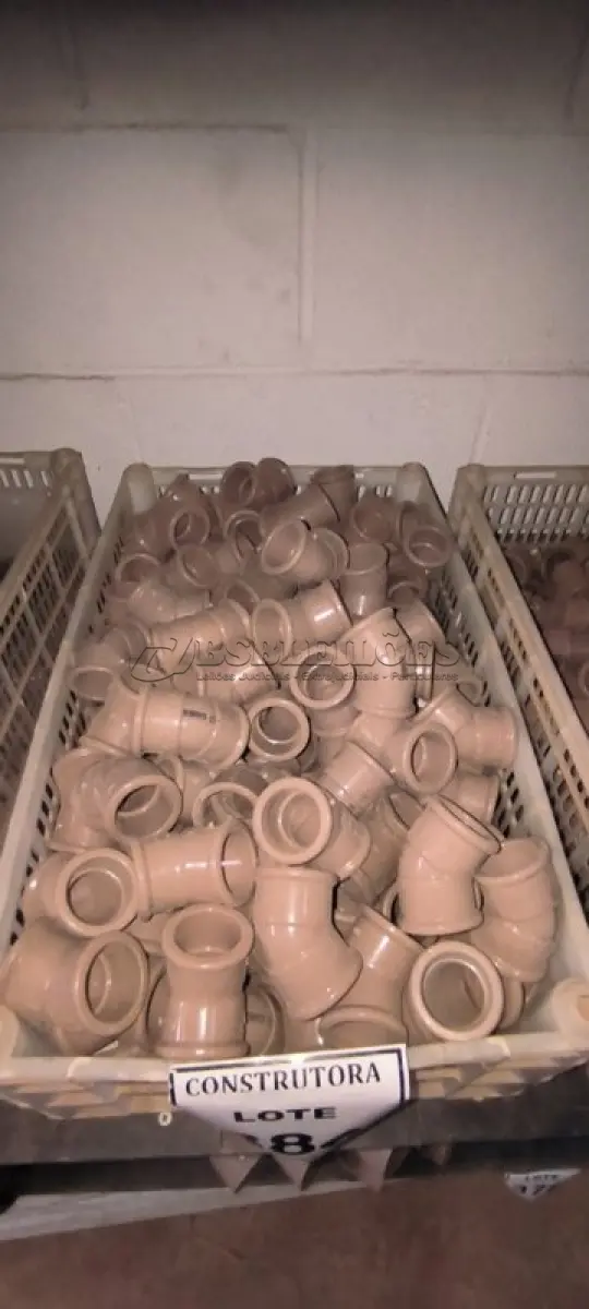 LOTE 384 - 01 LOTE COM JOELHOS DE 45°X32. (CAIXA ORGANIZADORA NAO INCLUSA) (NO ESTADO) ATENÇÃO! FAZER A VISITAÇÃO ANTES DE ARREMATAR, NÃO SABEMOS SE FUNCIONA, LEILÃO NÃO TEM GARANTIA E NEM DEVOLUÇÃO, SUJEITO A POSSÍVEIS AVARIAS VISÍVEIS/OCULTAS E/OU AUSÊNCIA DE COMPONENTES.