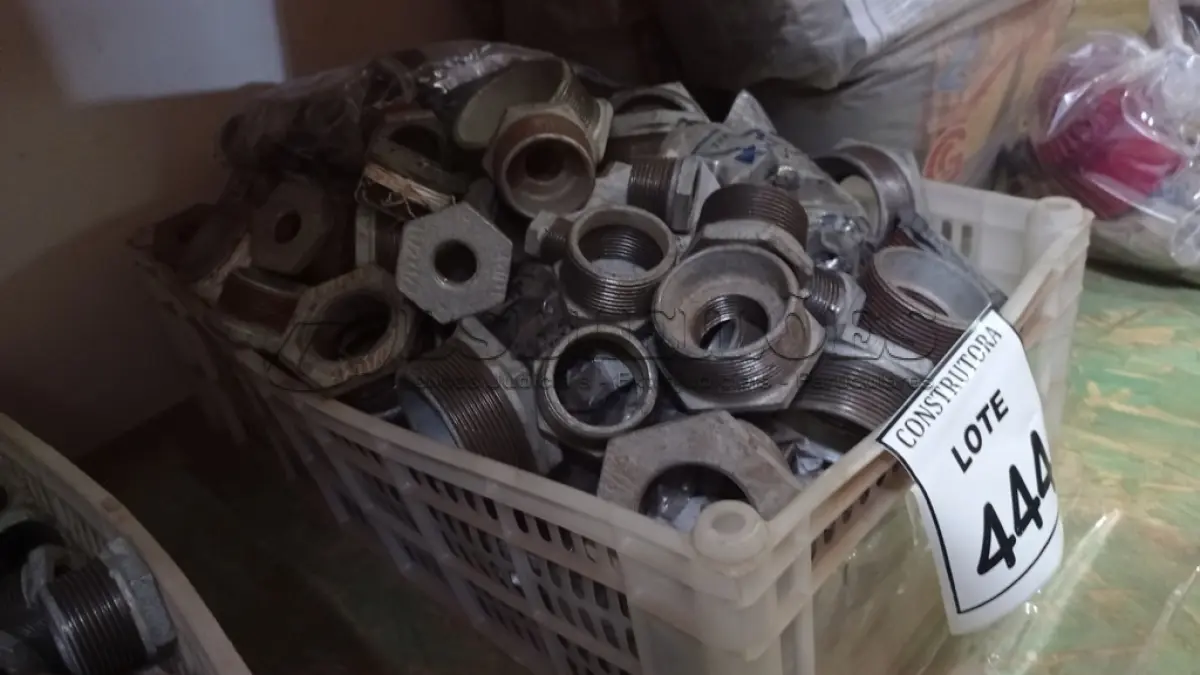 LOTE 444 - 01 LOTE COM BUCHAS EM FERRO GALVANIZADO. (CAIXA ORGANIZADORA NAO INCLUSA) (NO ESTADO) ATENÇÃO! FAZER A VISITAÇÃO ANTES DE ARREMATAR, NÃO SABEMOS SE FUNCIONA, LEILÃO NÃO TEM GARANTIA E NEM DEVOLUÇÃO, SUJEITO A POSSÍVEIS AVARIAS VISÍVEIS/OCULTAS E/OU AUSÊNCIA DE COMPONENTES.