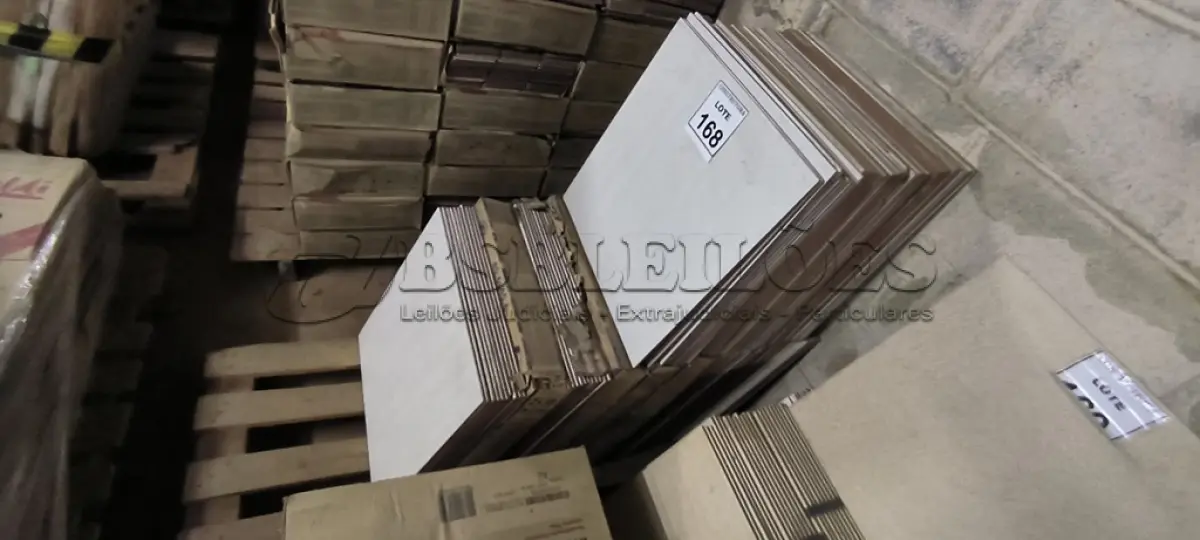 LOTE 168 - 01 LOTE COM APROXIMADAMENTE 10 CAIXAS DE PISOS FLOR TILES 45,6X45,6 CECRISA  CORES DIVERSAS. (NO ESTADO) ATENÇÃO! FAZER A VISITAÇÃO ANTES DE ARREMATAR, NÃO SABEMOS SE FUNCIONA, LEILÃO NÃO TEM GARANTIA E NEM DEVOLUÇÃO, SUJEITO A POSSÍVEIS AVARIAS VISÍVEIS/OCULTAS E/OU AUSÊNCIA DE COMPONENTES.