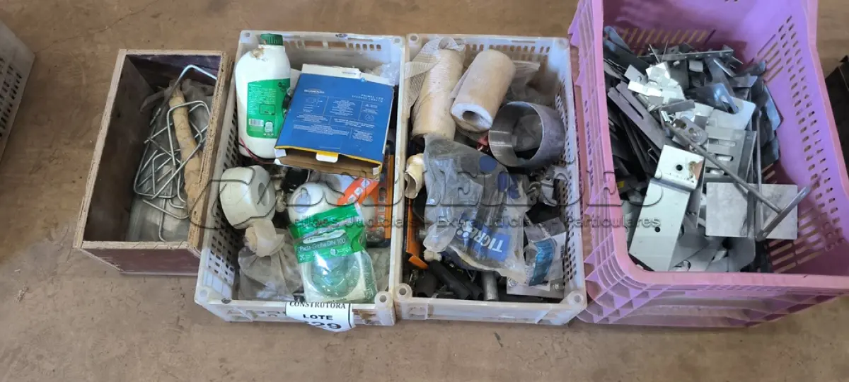 LOTE 229 - 01 LOTE COM SENSORES DE PRESENÇA, PORTA GRELHA ,GRAMPOS PARA TELHA E ANÉIS DE VEDAÇÃO. (CAIXA ORGANIZADORA NAO INCLUSA) (NO ESTADO) ATENÇÃO! FAZER A VISITAÇÃO ANTES DE ARREMATAR, NÃO SABEMOS SE FUNCIONA, LEILÃO NÃO TEM GARANTIA E NEM DEVOLUÇÃO, SUJEITO A POSSÍVEIS AVARIAS VISÍVEIS/OCULTAS E/OU AUSÊNCIA DE COMPONENTES.