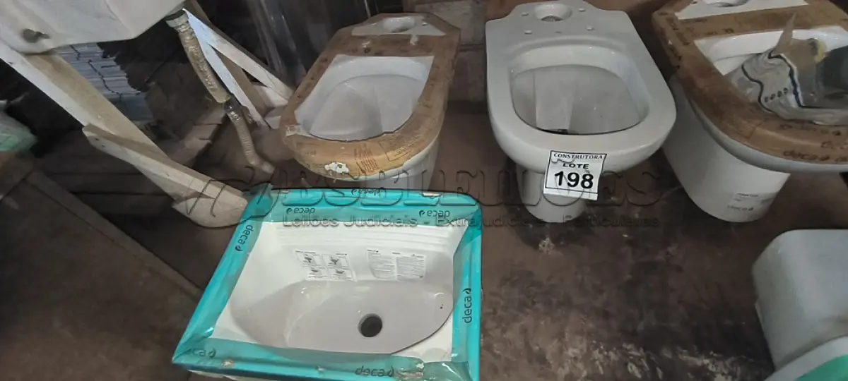 LOTE 198 - 02 VASOS SANITÁRIOS E 01 TANQUE DECA. (NO ESTADO) ATENÇÃO! FAZER A VISITAÇÃO ANTES DE ARREMATAR, NÃO SABEMOS SE FUNCIONA, LEILÃO NÃO TEM GARANTIA E NEM DEVOLUÇÃO, SUJEITO A POSSÍVEIS AVARIAS VISÍVEIS/OCULTAS E/OU AUSÊNCIA DE COMPONENTES.