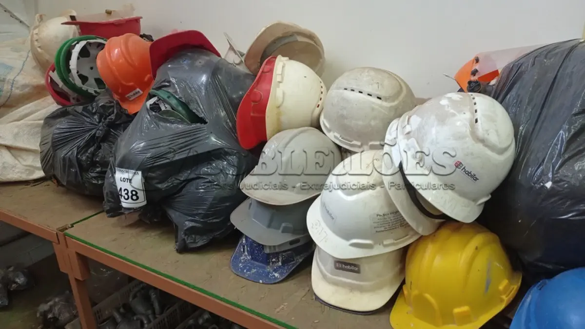 LOTE 438 - 01 LOTE COM CAPACETES DE OBRA. (NO ESTADO) ATENÇÃO! FAZER A VISITAÇÃO ANTES DE ARREMATAR, NÃO SABEMOS SE FUNCIONA, LEILÃO NÃO TEM GARANTIA E NEM DEVOLUÇÃO, SUJEITO A POSSÍVEIS AVARIAS VISÍVEIS/OCULTAS E/OU AUSÊNCIA DE COMPONENTES.