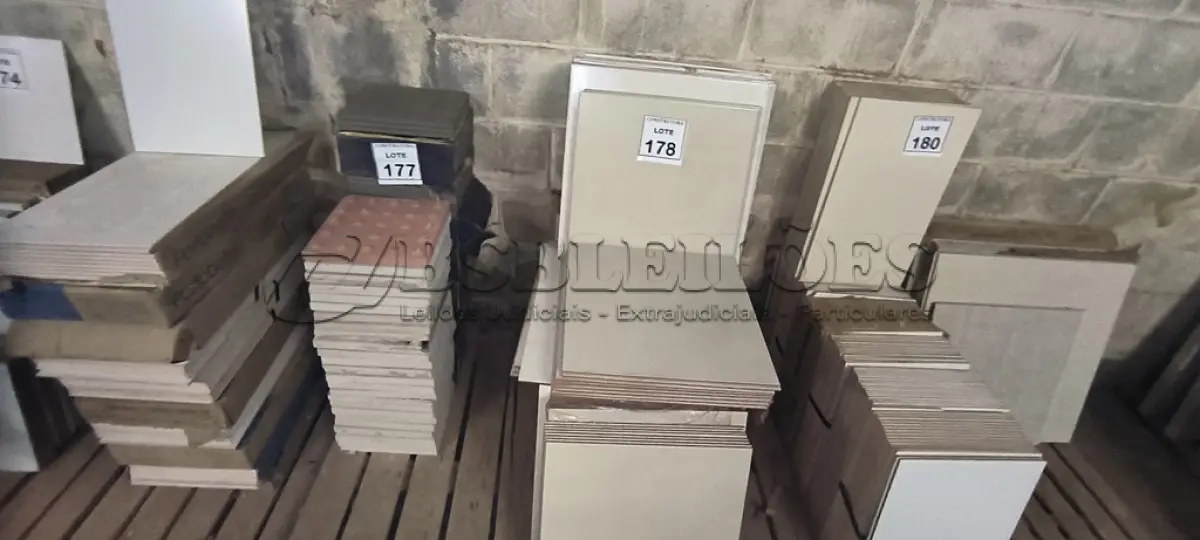 LOTE 178 - 01 LOTE COM PISOS DIVERSAS CORES E TAMANHOS. (NO ESTADO) ATENÇÃO! FAZER A VISITAÇÃO ANTES DE ARREMATAR, NÃO SABEMOS SE FUNCIONA, LEILÃO NÃO TEM GARANTIA E NEM DEVOLUÇÃO, SUJEITO A POSSÍVEIS AVARIAS VISÍVEIS/OCULTAS E/OU AUSÊNCIA DE COMPONENTES.