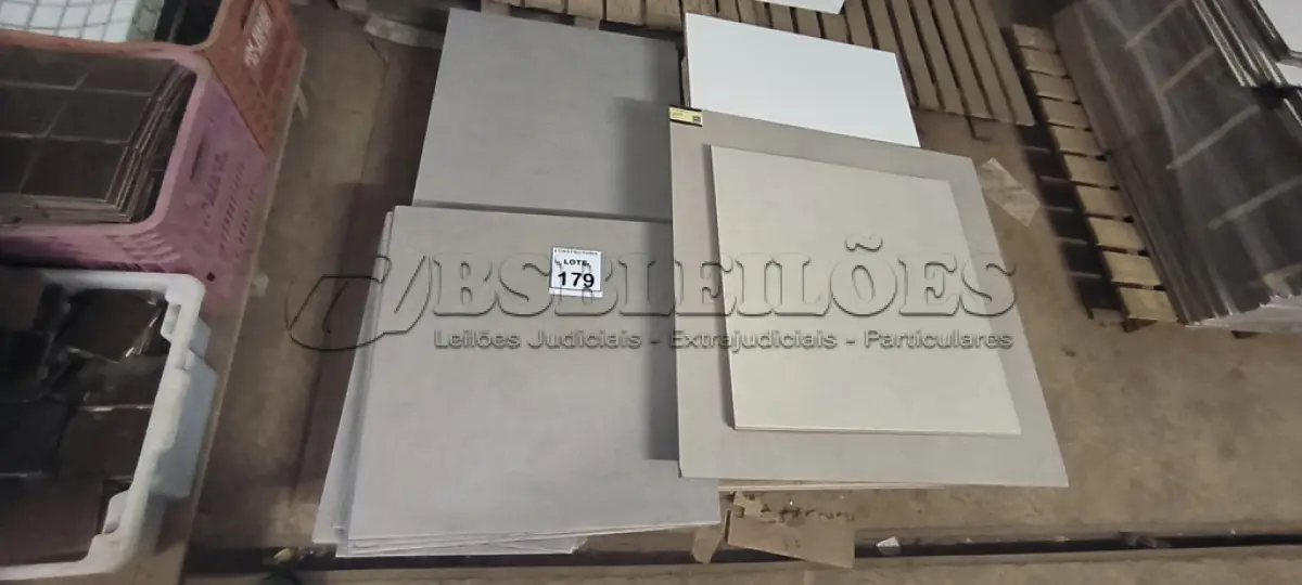 LOTE 179 - 01 LOTE COM PISOS DIVERSAS CORES E TAMANHOS. (NO ESTADO) ATENÇÃO! FAZER A VISITAÇÃO ANTES DE ARREMATAR, NÃO SABEMOS SE FUNCIONA, LEILÃO NÃO TEM GARANTIA E NEM DEVOLUÇÃO, SUJEITO A POSSÍVEIS AVARIAS VISÍVEIS/OCULTAS E/OU AUSÊNCIA DE COMPONENTES.