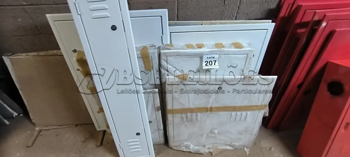 LOTE 207 - 01 LOTE COM TAMPAS PARA QUADROS ELÉTRICOS. (NO ESTADO) ATENÇÃO! FAZER A VISITAÇÃO ANTES DE ARREMATAR, NÃO SABEMOS SE FUNCIONA, LEILÃO NÃO TEM GARANTIA E NEM DEVOLUÇÃO, SUJEITO A POSSÍVEIS AVARIAS VISÍVEIS/OCULTAS E/OU AUSÊNCIA DE COMPONENTES.