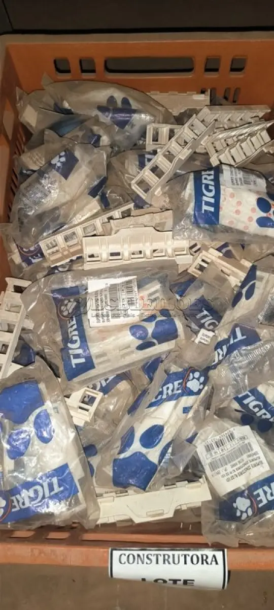LOTE 261 - 01 LOTE COM SUPORTES PARA CONECTORES RJ. (CAIXA ORGANIZADORA NAO INCLUSA) (NO ESTADO) ATENÇÃO! FAZER A VISITAÇÃO ANTES DE ARREMATAR, NÃO SABEMOS SE FUNCIONA, LEILÃO NÃO TEM GARANTIA E NEM DEVOLUÇÃO, SUJEITO A POSSÍVEIS AVARIAS VISÍVEIS/OCULTAS E/OU AUSÊNCIA DE COMPONENTES.