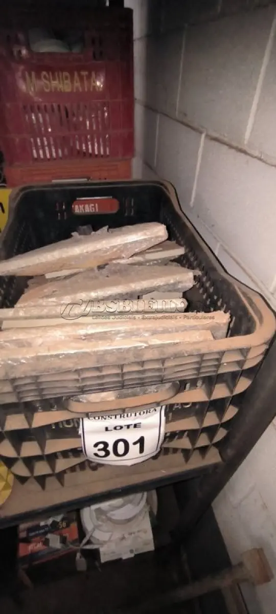 LOTE 301 - 01 LOTE COM TAMPAS DE QUADROS ELÉTRICOS DIVERSOS. (CAIXA ORGANIZADORA NAO INCLUSA) (NO ESTADO) ATENÇÃO! FAZER A VISITAÇÃO ANTES DE ARREMATAR, NÃO SABEMOS SE FUNCIONA, LEILÃO NÃO TEM GARANTIA E NEM DEVOLUÇÃO, SUJEITO A POSSÍVEIS AVARIAS VISÍVEIS/OCULTAS E/OU AUSÊNCIA DE COMPONENTES.