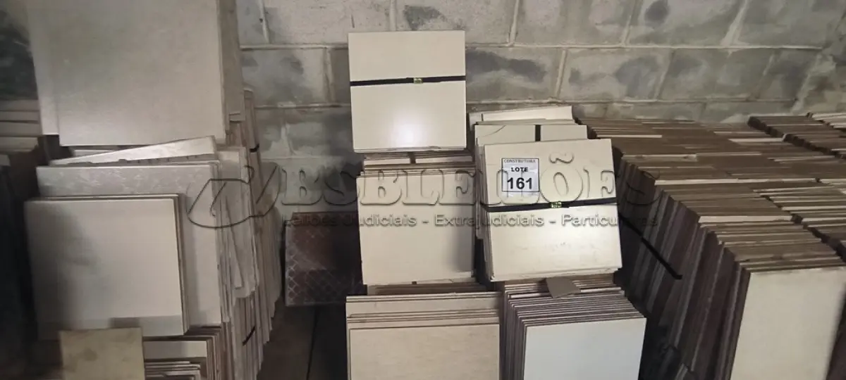 LOTE 161 - 01 LOTE COM PISOS NA COR BEGE 35X35CM E REVESTIMENTOS 32X45CM. (NO ESTADO) ATENÇÃO! FAZER A VISITAÇÃO ANTES DE ARREMATAR, NÃO SABEMOS SE FUNCIONA, LEILÃO NÃO TEM GARANTIA E NEM DEVOLUÇÃO, SUJEITO A POSSÍVEIS AVARIAS VISÍVEIS/OCULTAS E/OU AUSÊNCIA DE COMPONENTES.