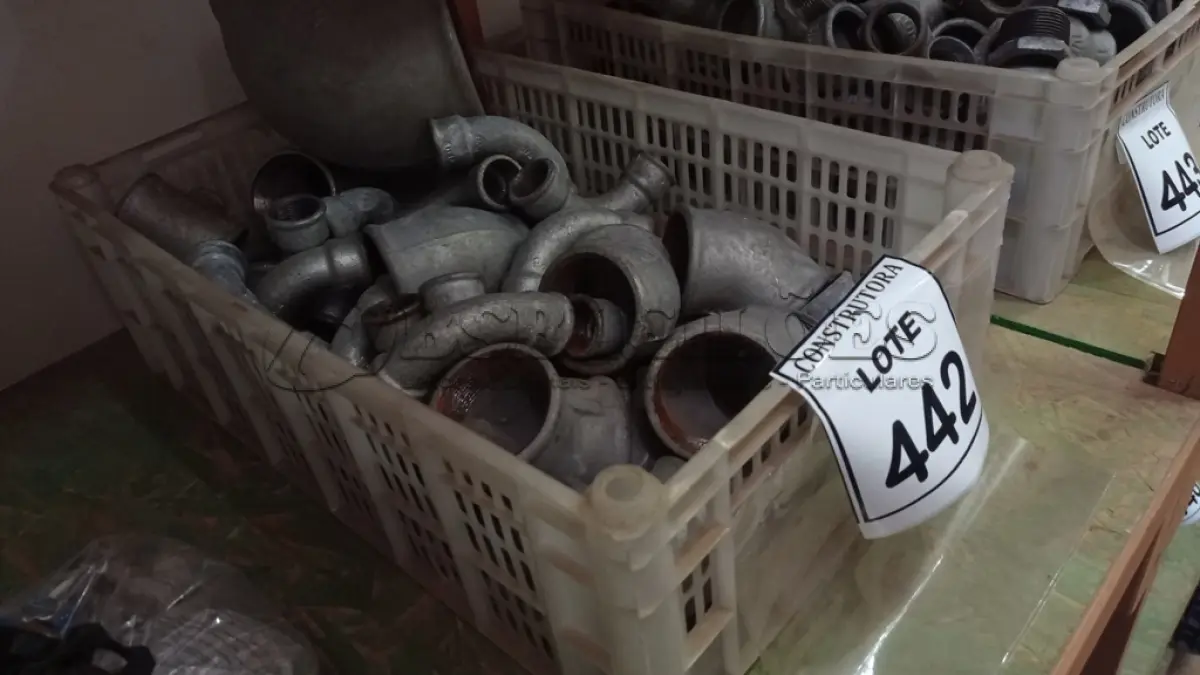 LOTE 442 - 01 LOTE COM JOELHOS, CURVAS E TE EM FERRO GALVANIZADO. (CAIXA ORGANIZADORA NAO INCLUSA) (NO ESTADO) ATENÇÃO! FAZER A VISITAÇÃO ANTES DE ARREMATAR, NÃO SABEMOS SE FUNCIONA, LEILÃO NÃO TEM GARANTIA E NEM DEVOLUÇÃO, SUJEITO A POSSÍVEIS AVARIAS VISÍVEIS/OCULTAS E/OU AUSÊNCIA DE COMPONENTES.