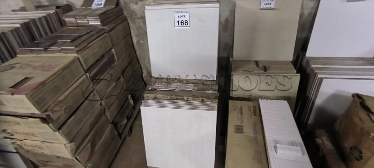 LOTE 168 - 01 LOTE COM APROXIMADAMENTE 10 CAIXAS DE PISOS FLOR TILES 45,6X45,6 CECRISA  CORES DIVERSAS. (NO ESTADO) ATENÇÃO! FAZER A VISITAÇÃO ANTES DE ARREMATAR, NÃO SABEMOS SE FUNCIONA, LEILÃO NÃO TEM GARANTIA E NEM DEVOLUÇÃO, SUJEITO A POSSÍVEIS AVARIAS VISÍVEIS/OCULTAS E/OU AUSÊNCIA DE COMPONENTES.