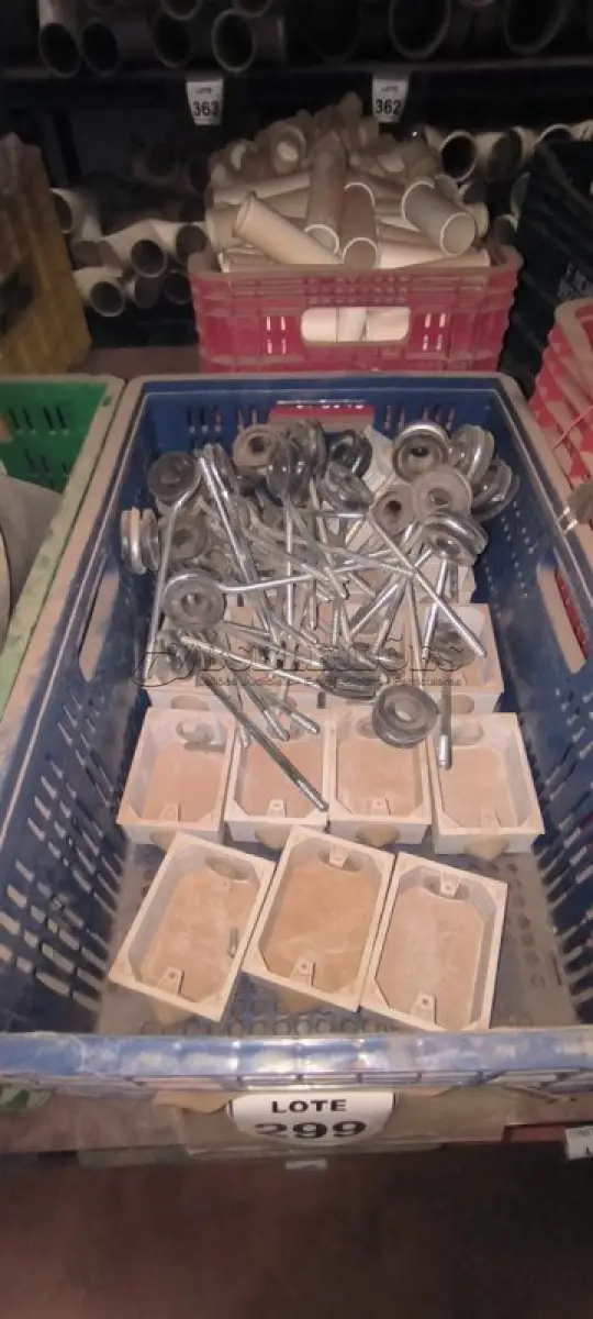 LOTE 299 - 01 LOTE DE CAIXAS DE PISO PVC 4X2 E SUPORTES PARA PARA RAIO. (CAIXA ORGANIZADORA NAO INCLUSA) (NO ESTADO) ATENÇÃO! FAZER A VISITAÇÃO ANTES DE ARREMATAR, NÃO SABEMOS SE FUNCIONA, LEILÃO NÃO TEM GARANTIA E NEM DEVOLUÇÃO, SUJEITO A POSSÍVEIS AVARIAS VISÍVEIS/OCULTAS E/OU AUSÊNCIA DE COMPONENTES.