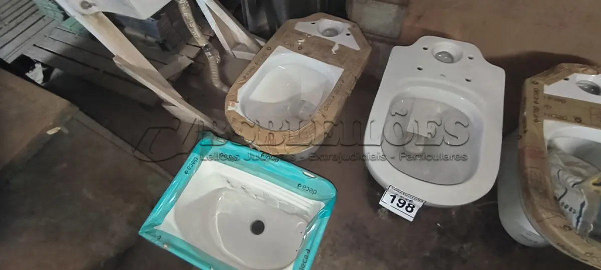 LOTE 198 - 02 VASOS SANITÁRIOS E 01 TANQUE DECA. (NO ESTADO) ATENÇÃO! FAZER A VISITAÇÃO ANTES DE ARREMATAR, NÃO SABEMOS SE FUNCIONA, LEILÃO NÃO TEM GARANTIA E NEM DEVOLUÇÃO, SUJEITO A POSSÍVEIS AVARIAS VISÍVEIS/OCULTAS E/OU AUSÊNCIA DE COMPONENTES.