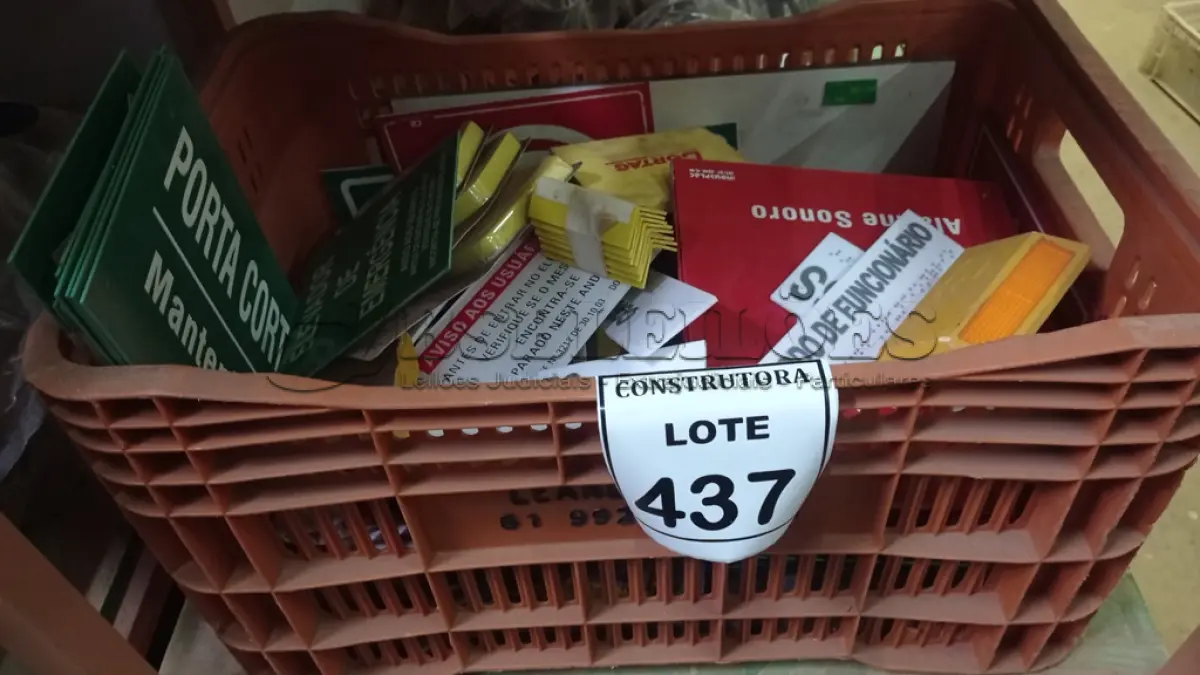 LOTE 437 - 01 LOTE COM PLACAS SINALIZADORAS. (CAIXA ORGANIZADORA NAO INCLUSA) (NO ESTADO) ATENÇÃO! FAZER A VISITAÇÃO ANTES DE ARREMATAR, NÃO SABEMOS SE FUNCIONA, LEILÃO NÃO TEM GARANTIA E NEM DEVOLUÇÃO, SUJEITO A POSSÍVEIS AVARIAS VISÍVEIS/OCULTAS E/OU AUSÊNCIA DE COMPONENTES.