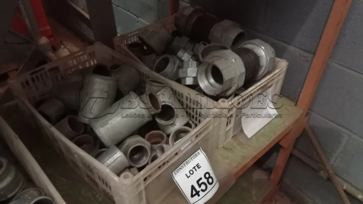 LOTE 458 - 01 LOTE COM LUVAS E UNIÃO EM FERRO GALVANIZADO. (CAIXA ORGANIZADORA NAO INCLUSA) (NO ESTADO) ATENÇÃO! FAZER A VISITAÇÃO ANTES DE ARREMATAR, NÃO SABEMOS SE FUNCIONA, LEILÃO NÃO TEM GARANTIA E NEM DEVOLUÇÃO, SUJEITO A POSSÍVEIS AVARIAS VISÍVEIS/OCULTAS E/OU AUSÊNCIA DE COMPONENTES.